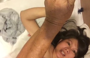 Tamang Selfie Habang Kinakantot ng Kanyang Sugar Daddy